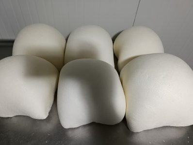 Derect de la prducator cas si brinza de oi (assaf)ferma autorizata cu toate certificate .