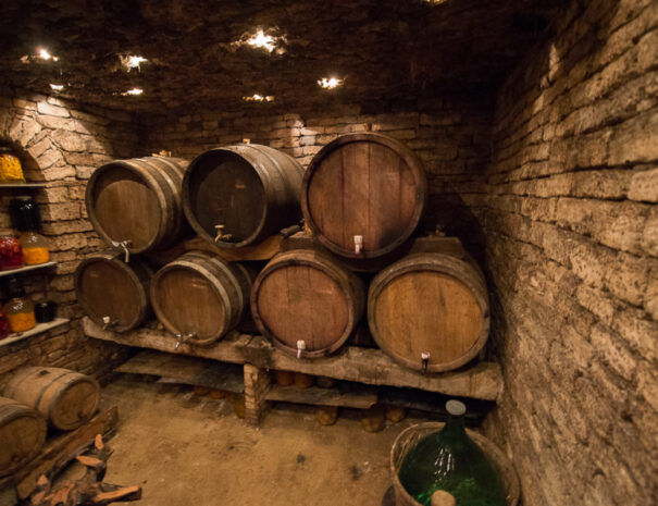 Vând vin roșu de casă soiul Moldova, 400 litri