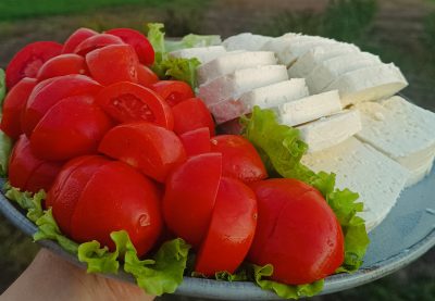 Vindem produse din lapte de oi: brânza proaspătă și maturată,caș dulce.